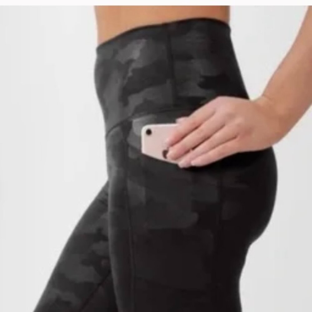 YOGALICIOUS LUX SHINY BLACK CAMO LEGGINGS SIZE M